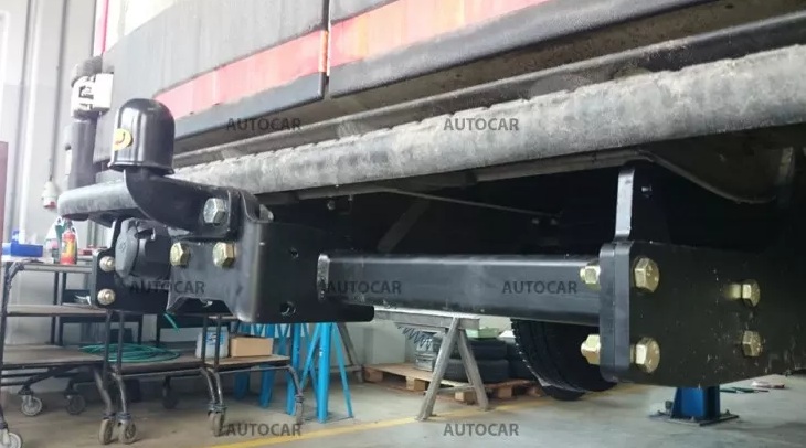 Autohak Iveco Daily dobozos 3-3.5m tengelytáv fellépős is szimplakerekes 2014 - (3500kg/150kg) vonóhorog 1